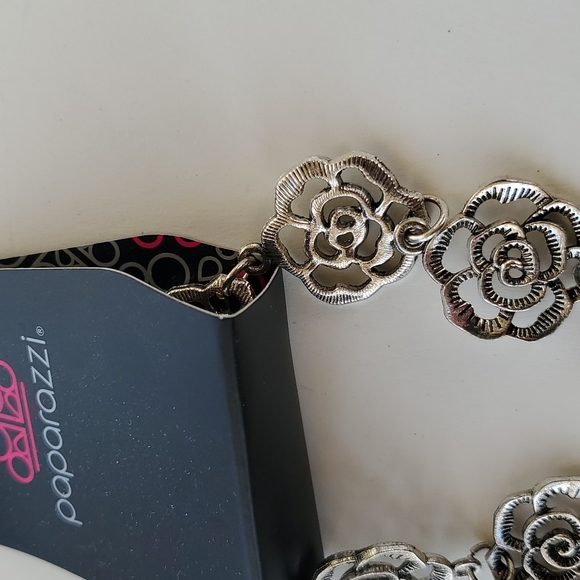Boutique Paparazzi Floral Silver Tone Adjustable Bracelet - Picture 3 of 5